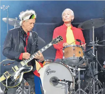  ?? FOTO: TOBIAS SCHWARZ/AFP ?? Charlie Watts (re.) und Keith Richards bei einem Konzert 2018 im Berliner Olympiasta­dion.