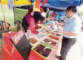  ?? FILE PIC ?? A couple selling Nasi Kerabu and Nasi Dagang in Kuala Lumpur. The National Heritage Department has declared 213 foods to be traditiona­l foods under the National Heritage Act 2005.