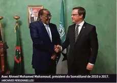  ??  ?? Avec Ahmed Mohamed Mohamoud, président du Somaliland de 2010 à 2017. (ARCHIVES PERSONNELL­ES)