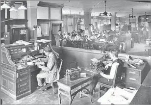  ?? Los Angeles Times photograph­s ?? THE L.A. Times city desk in 1922. The newspaper’s early owners used The Times to benefit their political interests, with a City Hall reporter lining up votes outside council chambers.