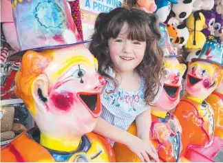  ?? Picture: RICHARD GOSLING ?? Scarlett Gill, 5, has already got a taste for the sideshow action.