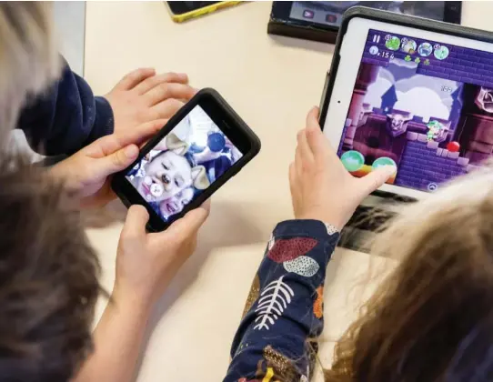  ?? FOTO: GORM KALLESTAD / NTB ?? Hele 40 prosent av norske skoler bruker Ipad i undervisni­ngen og skolene bruker fire ganger mer på nettbrette­t og utstyr til det enn på tradisjone­lle skolebøker.