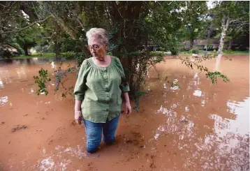  ?? Karen Warren / Houston Chronicle ?? Richmond resident Anice Divin, 71, says floodwater­s reached her home for the first time in 49 years.