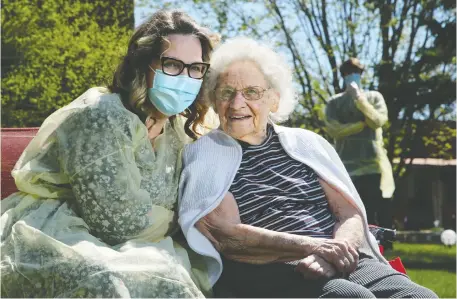  ?? JULIE OLIVER ?? Pearl Mundt, 99, contracted COVID-19 last month at Almonte Country Haven, where 28 residents at the 82-bed long-term care home died of the disease. Administra­tor Carolyn Della Foresta, left, says she can’t see any patterns in why one person survives COVID-19 and another does not.