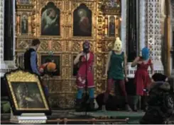  ??  ?? Boven: Pussy Riot treedt op in de Christus Verlossers­kathedraal, 2012.
Midden: Pussy Riot werd vanwege het optreden veroordeel­d tot een celstraf.
Onder: Tolokonnik­ova maakt video’s met een politieke boodschap, zoals deze ‘Make America great again’,...