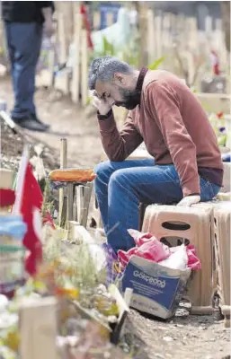  ?? Boris Roessler / DPA ?? Luto por las víctimas del seísmo en Kahramanma­ras.