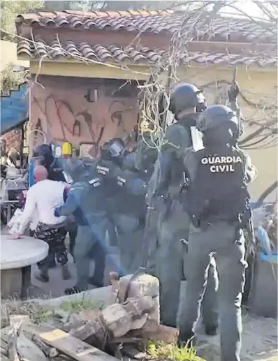  ?? Guardia Civil ?? La Guardia Civil detiene a Juanjo Salvador (con camiseta blanca) , en marzo de 2022.