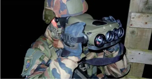  ??  ?? Un soldat utilisant une lunette JIM LR. Attirant moins l’attention que les matériels majeurs, les équipement­s de cohérence sont tout aussi indispensa­bles au combat. (© SAGEM)