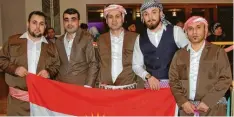  ?? Foto: Andrea Collisi (Archivbild) ?? Redwan Ali (Mitte) im Jahr 2018 beim kurdischen Neujahrsfe­st in Königsbrun­n, das er mitorganis­iert hat.