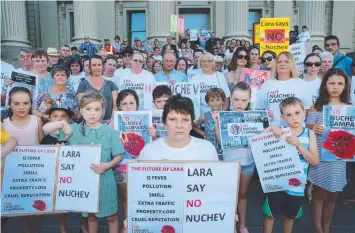  ?? Picture: PETER RISTEVSKI ?? Campaign leader Bronwen Baker leads a mass protest on City Hall last night.