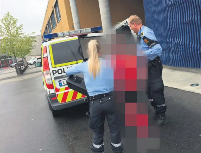  ??  ?? PÅGREPET PÅ SKOLEN: Her blir 18-åringen pågrepet på sin egen skole. Etter dette ble han ført til Arendal politistas­jon der han øyeblikkel­ig angret på det han hadde gjort. Nå må han gjøre opp for seg ved å jobbe 30 timer for samfunnet.