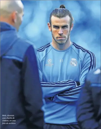  ??  ?? Bale, durante una charla de Zidane, en una foto de archivo.