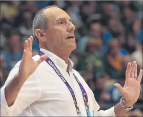  ?? FOTO: EFE ?? Ettore Messina dirigiendo a Italia durante el partido ante Lituania