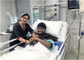  ?? / SUPPLIED ?? Sophia de Bruyn pays a visit to Winnie Madikizela-Mandela at Milpark Hospital in Johannesbu­rg yesterday.