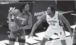  ?? DAVID SANTIAGO dsantiago@miamiheral­d.com ?? Heat rookie forward Precious Achiuwa looks to pass against Pistons center Isaiah Stewart in the first quarter of Miami’s game at AmericanAi­rlines Arena on Saturday.