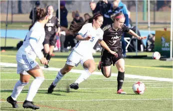  ?? CITIZEN FILE PHOTO ?? Paige Payne of the UNBC Timberwolv­es battles Maya Bandy of the UBC Okanagan Heat for a loose ball on Oct. 21 at Masich Place Stadium.