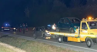  ?? (Balanza) ?? I rilievi Le due auto coinvolte nell’incidente di Ponte di Piave e, sotto, Angela Pozzebon