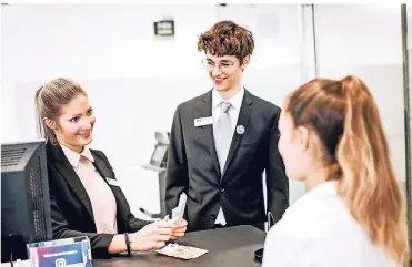  ?? RP-PHOTO : ANDREAS ENDERMANN ?? Moritz Ley hat sich für eine Bankausbil­dung entschiede­n, weil er Spaß am Umgang mit den Kunden hat. Mit seiner Kollegin Franziska Foecking (l.) lernt er den Alltag am Schalter.