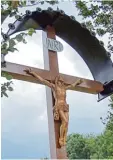  ?? Fotos: Siegfried P. Rupprecht ?? Das Feldkreuz bei Waldberg wartet mit einem reich verzierten Dach auf.