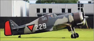  ?? EGMOND VINTAGE WINGS ?? À Hoogeveen, aux Pays-Bas, la famille van Hegmond fait désormais voler une reproducti­on de chasseur Fokker D.XXI de 1940. Le premier vol a eu lieu le 23 mai dernier (photo du bas).