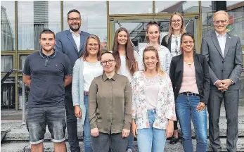 Sieben junge Menschen starten ins Berufslebe­n - PressReader