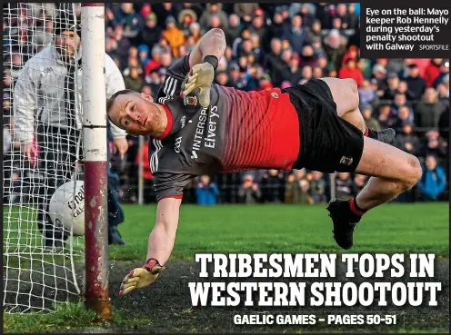  ?? SPORTSFILE ?? Eye on the ball: Mayo keeper Rob Hennelly during yesterday’s penalty shootout with Galway