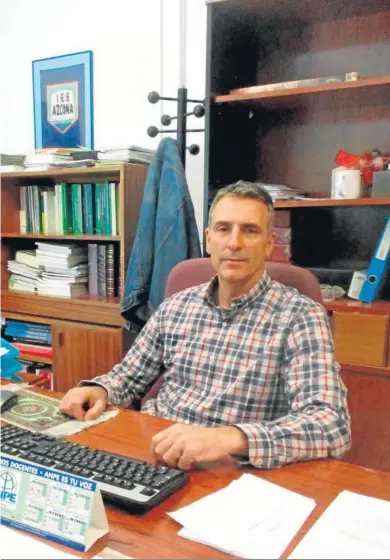  ?? FOTOS.J.L. LAYNEZ ?? Francisco Pérez en su despacho de dirección del Instituto ‘Azcona’.