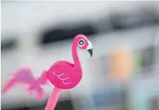  ??  ?? Ohne Flamingos kommen Dekoration­en im laufenden Jahr kaum aus – und bei der Mode sind es geometrisc­he Designs und Streifen.