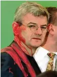  ?? Foto: dpa ?? Außenminis­ter Joschka Fischer (Grüne) nach einer Farbbeutel Attacke eines Gegners der Kosovo Mission.