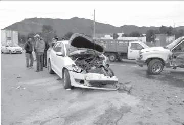  ??  ?? Daños. Un desesperad­o conductor invadió carril en la carretera a Derramader­o y provocó un accidente.
