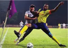  ??  ?? AKSI Goulon (kanan) pada perlawanan akhir persahabat­an Shah Alam City Cup 2021 menentang UiTM FC.