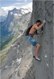  ??  ?? Dean Potter en solo intégral à l’Eiger, avec une voile de BASE dans le dos. Pour certains médias US, Dean Potter était le contender officieux de Honnold pour l’idée de soloer El Cap en libre. Potter s’est tué en wingsuit en 2015.