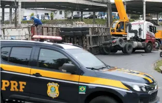  ?? ARISSON MARINHO ?? A caçamba virou por volta das 19h de anteontem e foi removida só na manhã de ontem