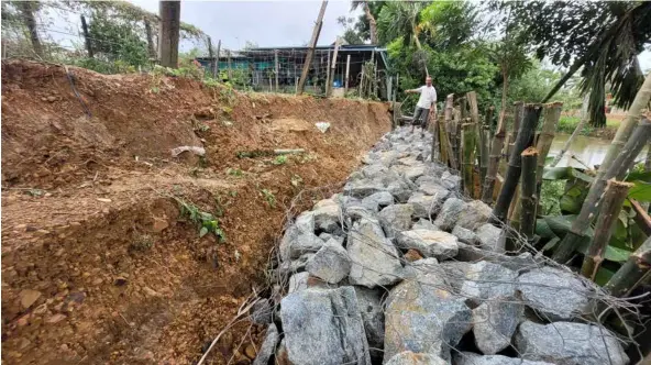  ?? VNS Photos Lê Văn Châu ?? The Cà Mau provincial government is trying to temporaril­y reinforce collapsed roads to ensure tra
c and agricultur­al product transactio­ns for farmers.