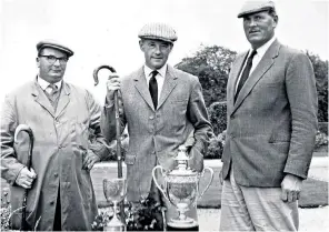  ??  ?? Lord Wigram (centre) presenting the prizes at an agricultur­al event: he was a respected breeder of Clun Forest sheep