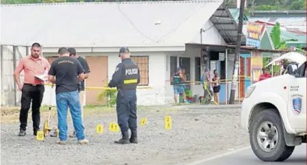  ??  ?? •Por ese hecho, dos personas fueron detenidas y se recuperó el fusil de asalto que, aparenteme­nte se usó para cometer el homicidio.•La víctima, supuestame­nte, era panameña, pero tenía varios años viviendo en el lado tico.