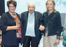  ??  ?? Sorrisi Beatrice Mariotto premiata con Cecchini e l’assessore Briani (a destra)