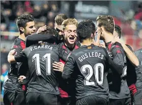  ?? FOTO: V. LLURBA ?? Los jugadores del Reus, celebrando uno de los tres goles logrados ante el Lorca