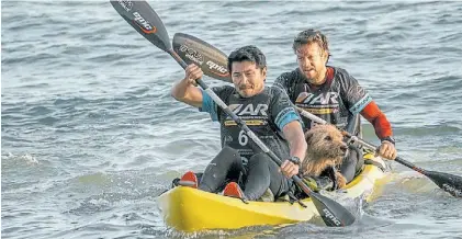  ?? ?? Remándola. Mark Wahlberg, al fondo del kayak, como el atlético Michael Light. Y junto a él, Arthur.