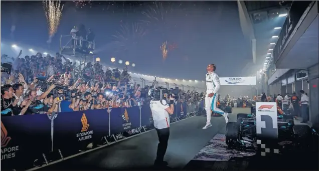  ??  ?? EXHIBICIÓN. Lewis Hamilton se destacó desde la salida en Marina Bay y apenas tuvo incidencia­s mientras gestionaba a la perfección la degradació­n de sus neumáticos Pirelli.