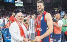  ?? FOTO: DPA ?? Mit den Basketball­ern des FC Bayern München um Danilo Barthel (re.) konnte Uli Hoeneß die Meistersch­aft feiern, die Nachfragen zu den Zugängen der Fußballer nerven den Boss derzeit dagegen gewaltig.