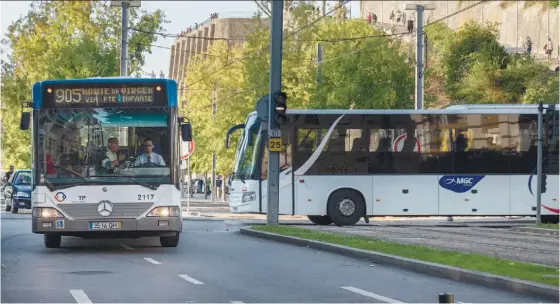  ??  ?? Para operar linhas na Área Metropolit­ana do Porto, as empresas terão de adquirir autocarros mais recentes