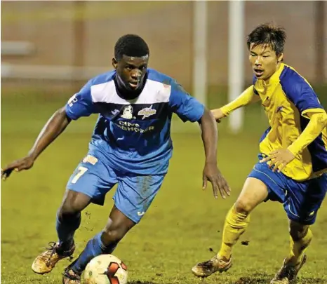  ?? PHOTO: KEVIN FARMER ?? GOOD SPIRIT: South West Queensland Thunder player Kimba Kibombo (left) takes on the Brisbane Strikers defence during an NPL match last season.