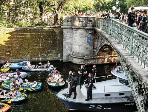  ?? FOTO: DDP IMAGES/STEFFENS ?? Die Corona-Demo der Berliner Clubszene mit Hunderten von Schlauchbo­oten musste vorzeitig abgebroche­n werden.