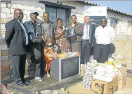  ?? PHOTO: SIBUSISO MSIBI ?? AT LAST: Zola ward councillor Sphiwe Zulu, Bongani Nhlapo, Thulani Nhlapo, Nelisiwe Tshabalala, environmen­t MMC Matshidiso Mfikoe and acting City Power MD Sicelo Xulu and a council employee at the Nhlapo’s house.