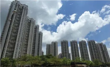  ?? SOUTH CHINA MORNING POST ?? One of the parcels for public tender this quarter may only yield 200 flats, less than the units in one of these blocks at Kingswood Villas in Tin Shui Wai, Hong Kong