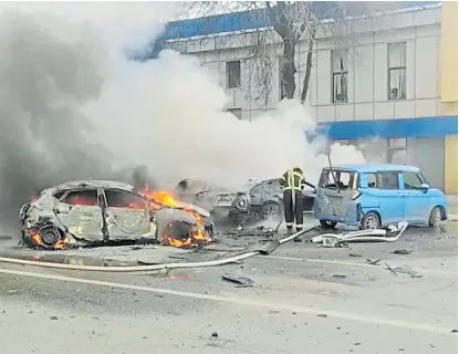  ?? ?? Los bomberos buscan extinguir las llamas tras el ataque en Belgorod