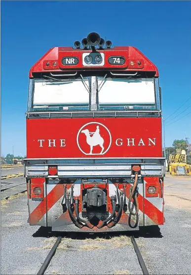  ?? AFP ?? ‘The Ghan’ (por ‘afghan’) es el tren que conecta los viñedos de Adelaida en el sur con los cocodrilos de los manglares tropicales de Darwin en el extremo norte. con un recorrido cercano a los 3.000 kilómetros