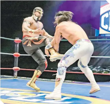  ?? / FOTO: @CMLL ?? Los gladiadore­s se dieron con todo en el ensogado.