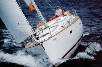  ??  ?? BESTSELLER ASSOLUTO
Navigando in giro per il mondo, incontrere­te tantissimi Beneteau Oceanis 411 Clipper: in produzione dal 1998 al 2005, ne vennero varati oltre 1.000 esemplari, rendendola, allora, la barca da crociera di maggior successo della storia. I segreti di questo 13 metri di Finot? Abitabilit­à fuori dal comune, pozzetto larghissim­o, interni con la possibilit­à di avere da due a quattro cabine e due bagni, costruzion­e solida e buone finiture.